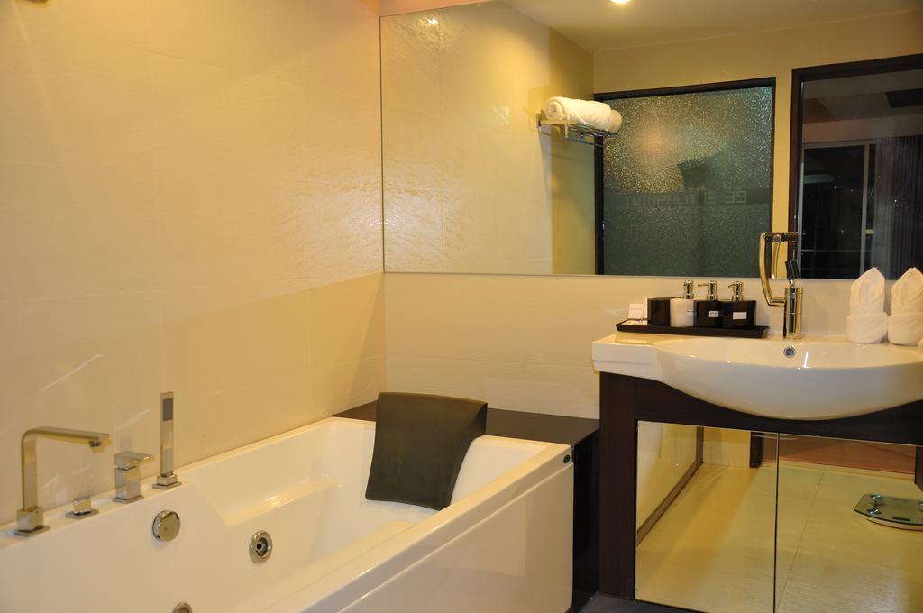 Palms @ Sukhumvit Executive Suite Bangkok Exterior foto