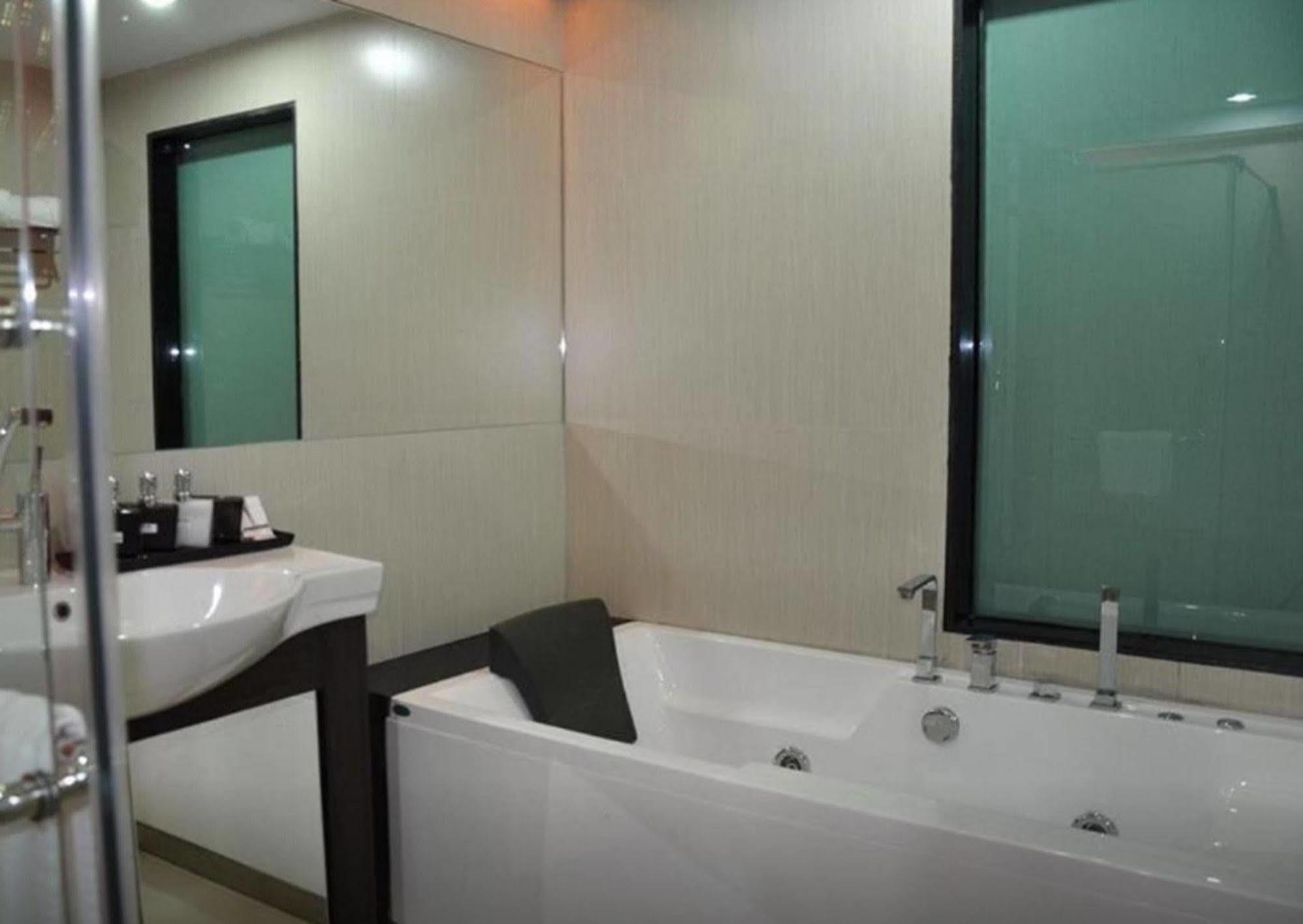 Palms @ Sukhumvit Executive Suite Bangkok Exterior foto